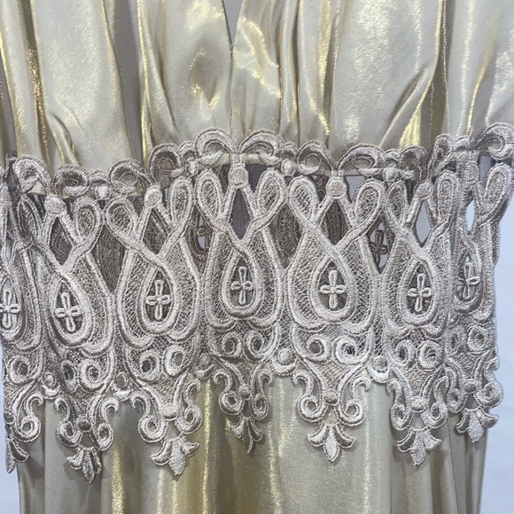 Long gold maxi dress for occasion - Picture 2 of 2